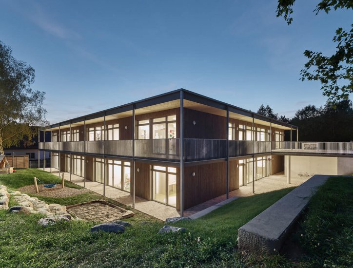 Außenaufnahme bei Nacht KITA + Kindergarten Schorndorf
