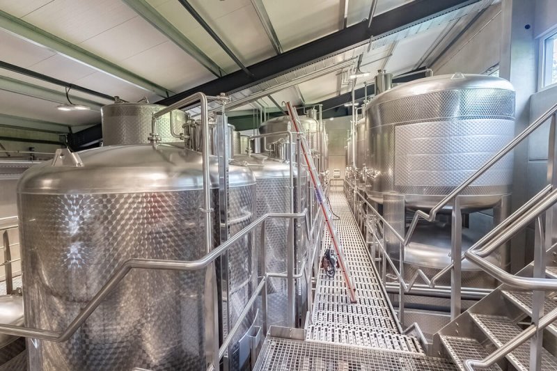 Edelstahltanks in der Kelterhalle