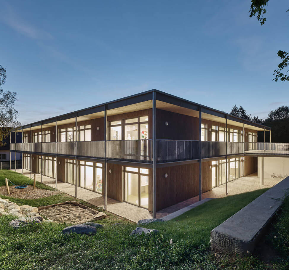 Außenaufnahme bei Nacht KITA + Kindergarten Schorndorf