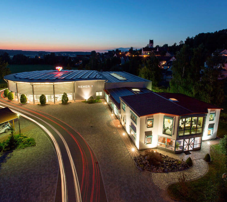 Luftaufnahme bei Nacht der Neher Group Ostrach-Einhart