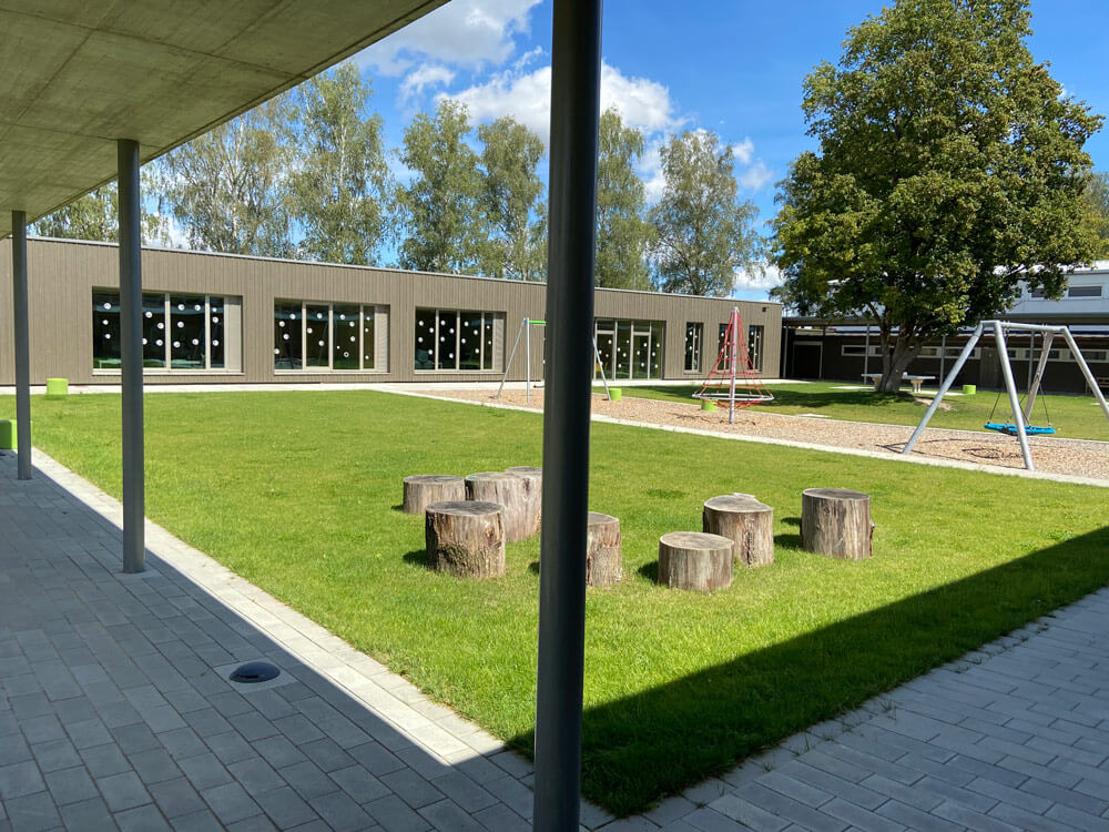 Außenaufnahme mit Blick auf den Spielplatz 